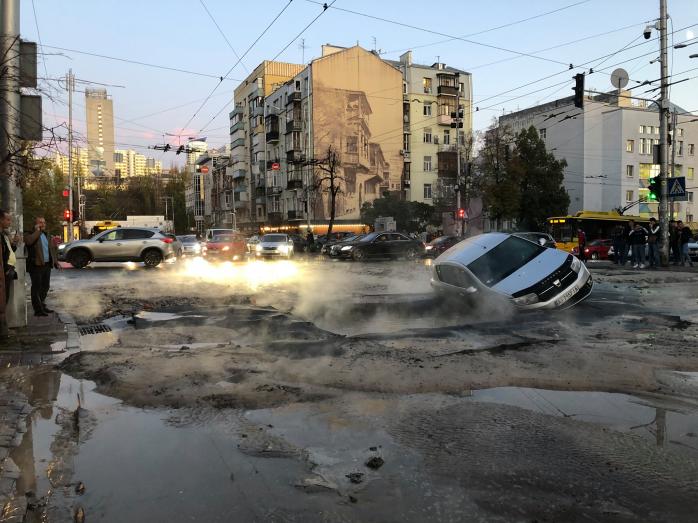 Аварія у Києві: затори скували середмістя столиці внаслідок прориву тепломережі, фото — Фейсбук Д.Шиповський