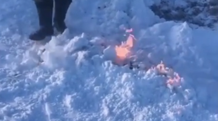 В России вахтовики обнаружили «горящий снег», скриншот видео