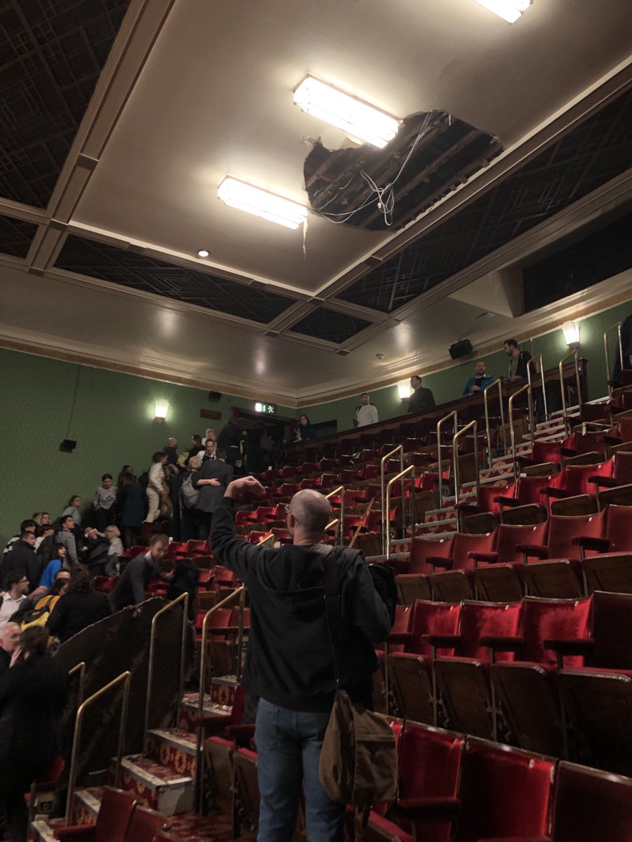 В лондонском театре Пикадилли во время представления рухнул потолок, есть пострадавшие, фото — Sky