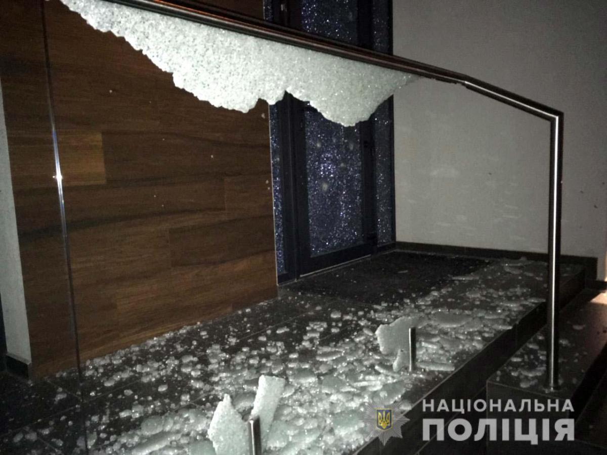 У Рівному на подвір’я екс-депутата кинули гранату, фото: Нацполіція