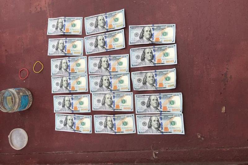 НАБУ задержало сумского судью, который получил взятку 2 тыс долл. в банке из-под горошка. Фото: НАБУ