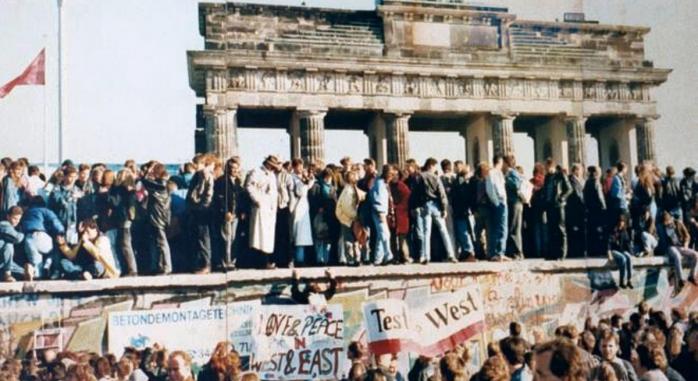 Во время падения Берлинской стены, фото: «Википедия»