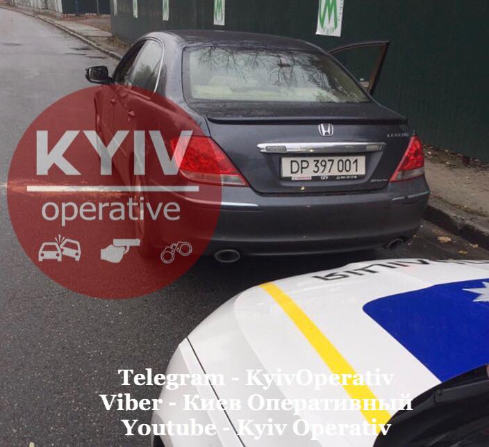 У Києві п'яний водій на дипломатичному авто намагався втекти від поліції. Фото: Київ Оперативний