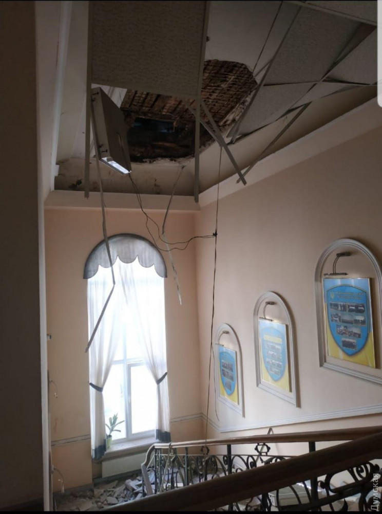 В Одесі в будівлі поліції обвалилася стеля, постраждали двоє осіб. Фото: Думська