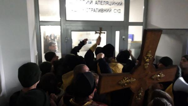 Ликвидация УПЦ КП: полиция забрала в участок пятерых участников штурма суда в Киеве, фото — УП