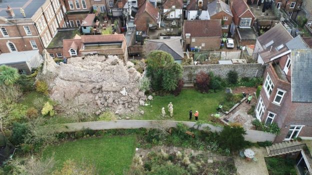 В Англии 600-тонная стена средневекового замка обрушилась на дом, фото: East Sussex Fire and Rescue