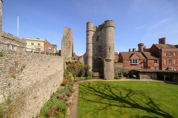 В Англии 600-тонная стена средневекового замка обрушилась на дом, фото: East Sussex Fire and Rescue
