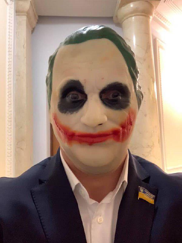 Кива троллит "слуг народа": нардеп пришел в парламент в маске Джокера, фото — УП