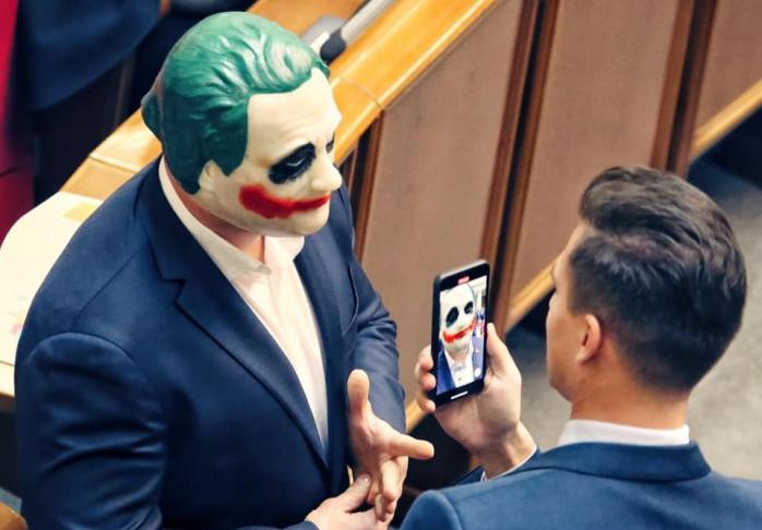 Кива троллит "слуг народа": нардеп пришел в парламент в маске Джокера, фото — Фейсбук Я. Доброносова