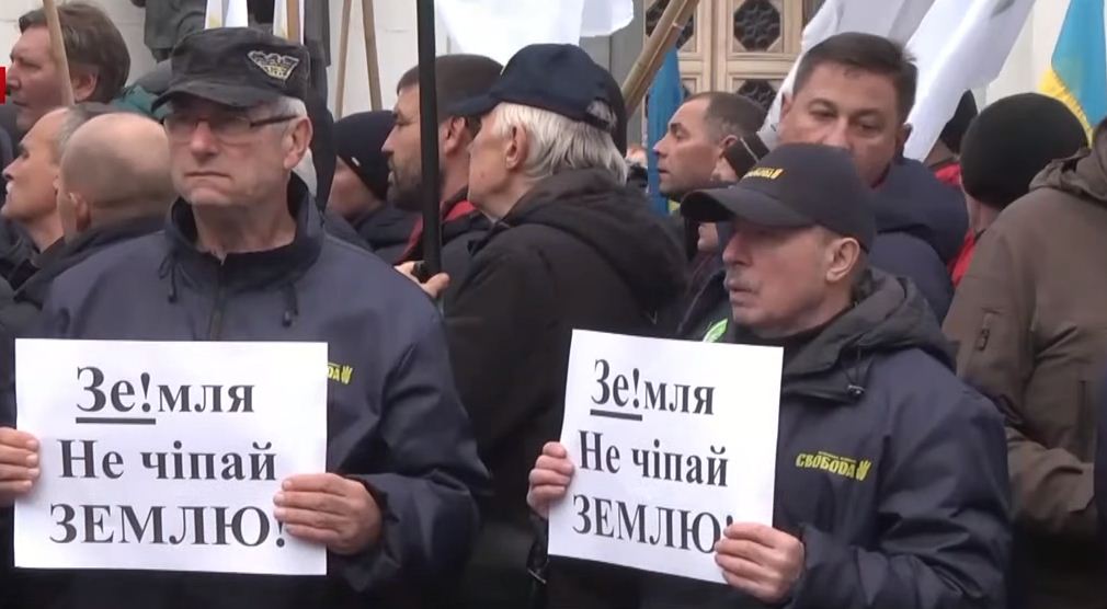 Протесты возле Рады: депутатам подложили свинью в гробу, фото — скриншот видео