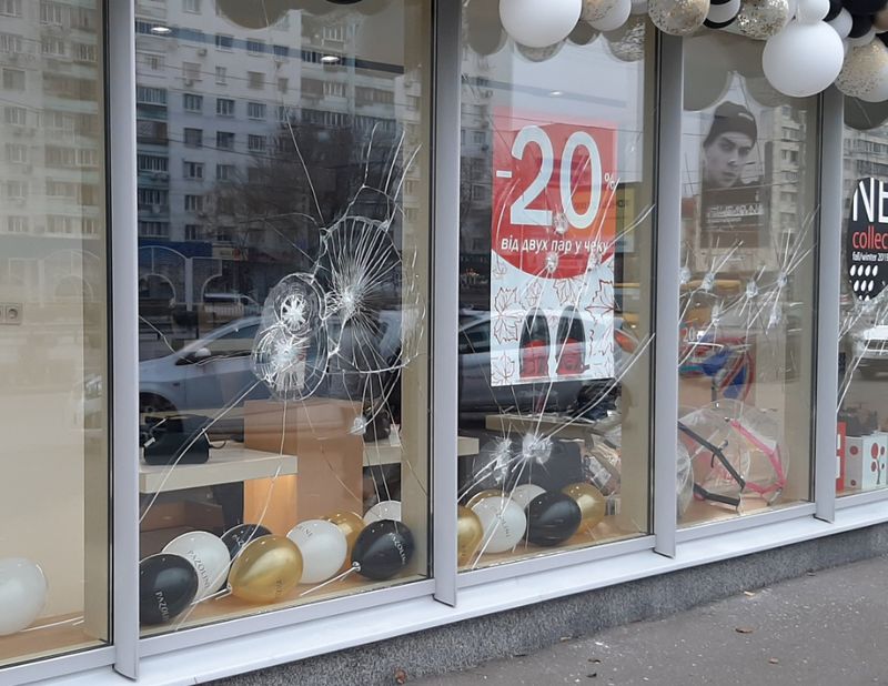 Стрельба в Киеве: неизвестные обстреляли витрину магазина. Фото: gorodkiev.com.ua