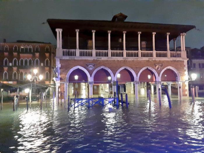 Венеция страдает от наводнения фото: Луиджи Бруньяро