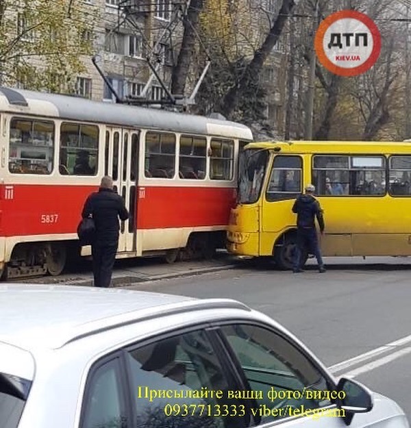 Абонент абонент: на Куренівці через телефонну розмову сталася потрійна аварія. Фото: dtp.kiev.ua