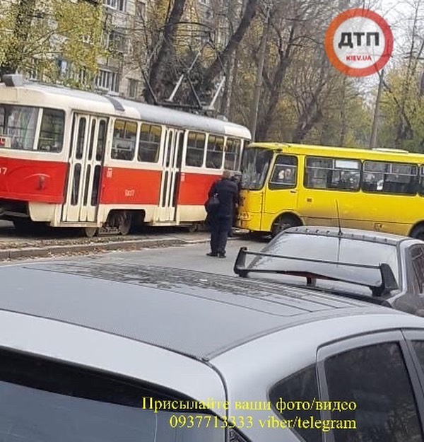 Абонент абонент: на Куренівці через телефонну розмову сталася потрійна аварія. Фото: dtp.kiev.ua
