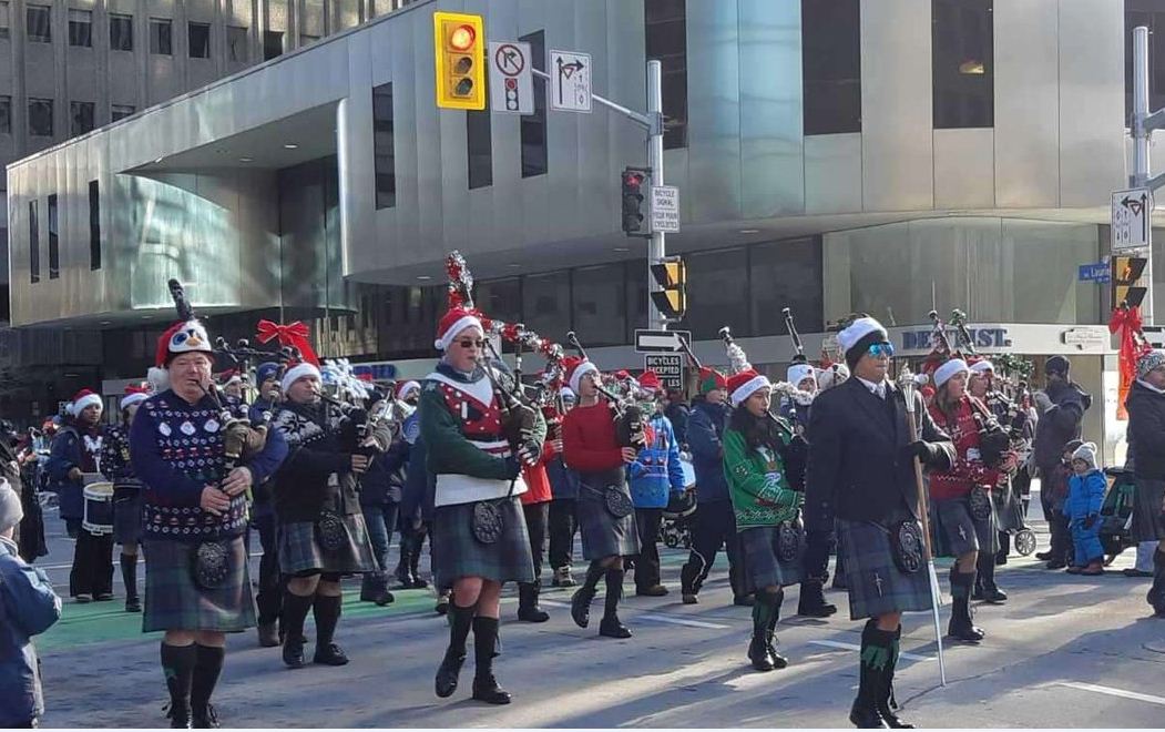 Санта знову прилетів: в Канаді стартували різдвяні паради, фото — CBC