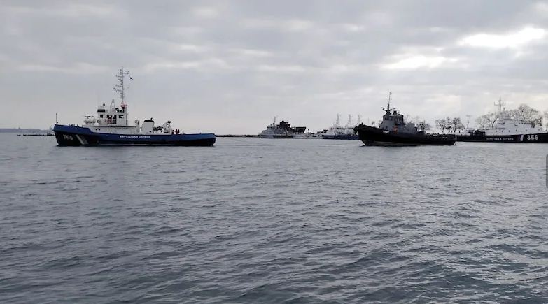 Повернення кораблів: українські судна пройшли під Керченським мостом, фото — "Комерсант"