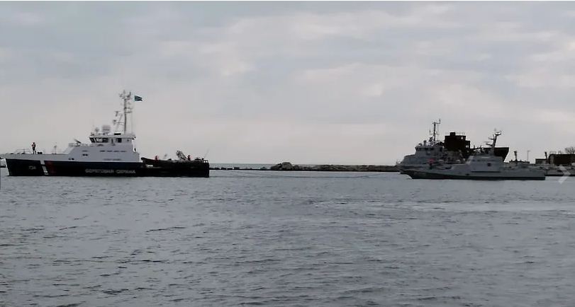Возвращение кораблей: украинские суда прошли под Керченским мостом, фото — "Коммерсант"