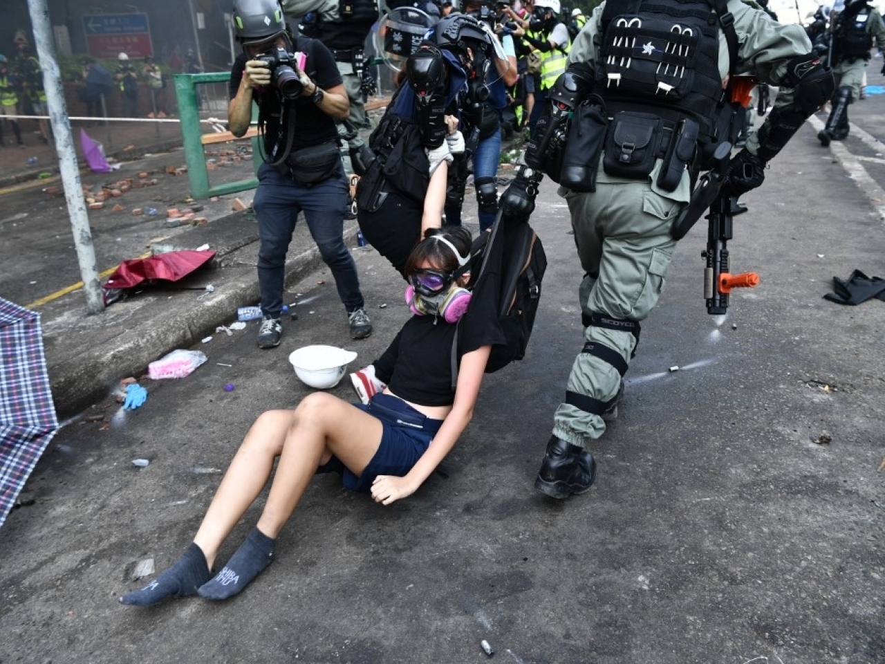 Протесты в Гонконге: полиция окружила Политехнический университет, продолжаются столкновения / Фото: AFP