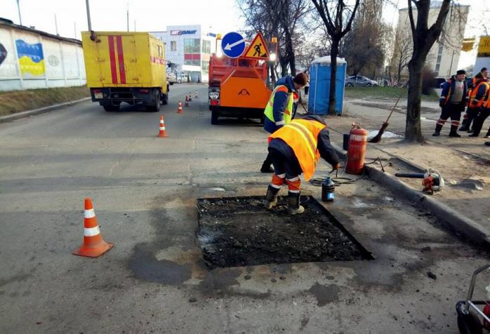 Харьковские чиновники прикарманили 5 млн грн, выделенных на ремонт дорог. Фото: censor.net.ua