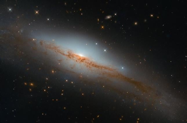 «Хаббл» зафиксировал «спокойную» галактику, фото: Hubble