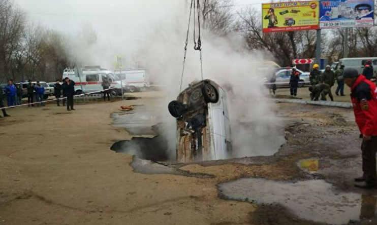 В Росії автомобіль провалився під землю на стоянці: загинули водій і пасажир, фото МНС у Пензенській області