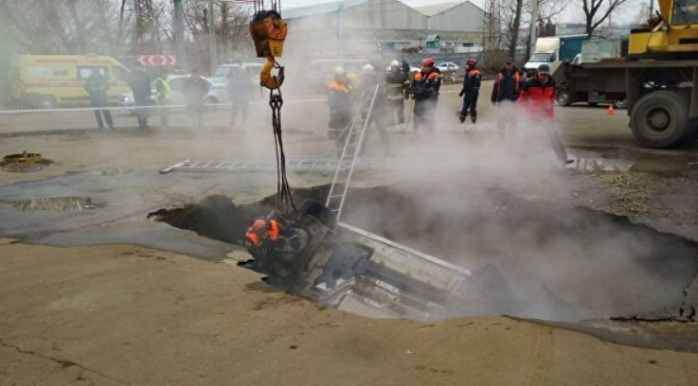 У Росії автомобіль провалився під землю на стоянці: загинули водій і пасажир, фото: МНС у Пензенській області