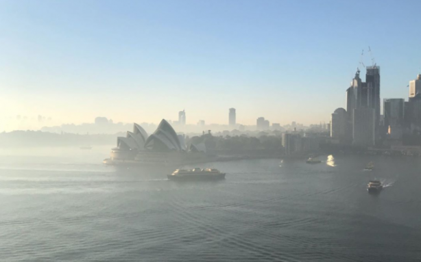 В Австралії через пожежі Сідней затягнуло димом, фото: Twitter