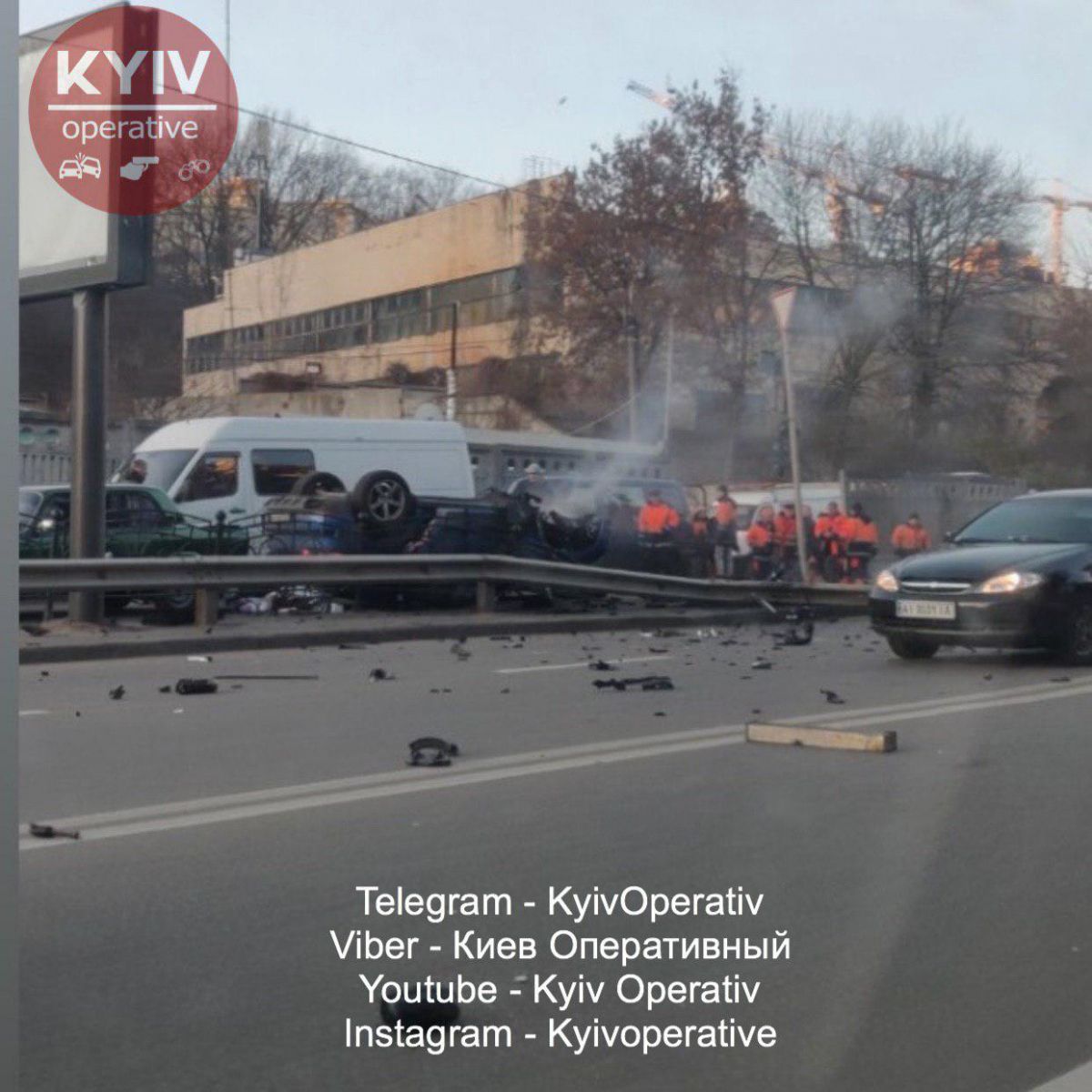 ДТП в Киеве: Porsche снес светофор, отбойник и протаранил два авто. Фото: Киев Оперативный 