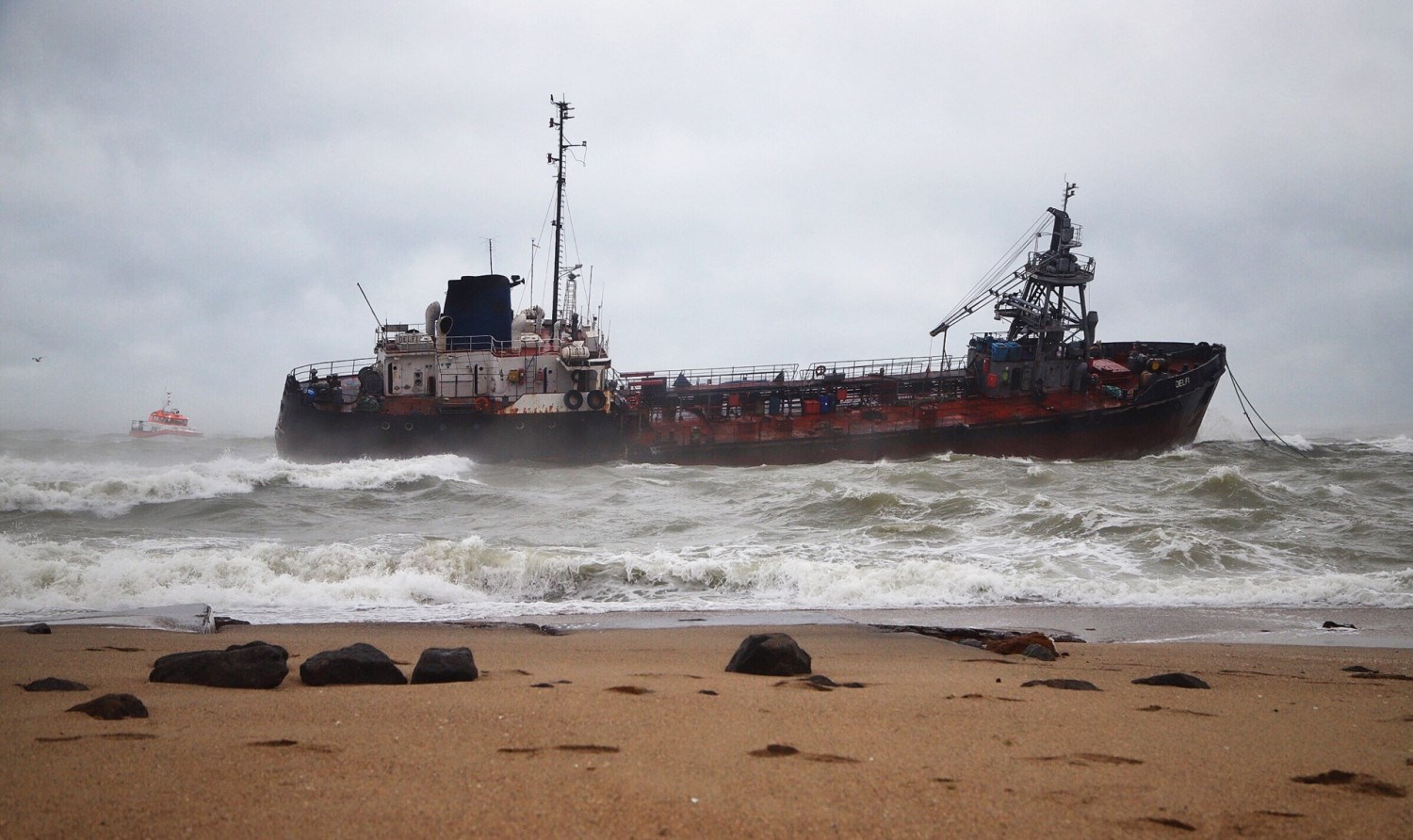 Авария танкера у берегов Одессы: из пробоины вытекает горючее, «Думская»