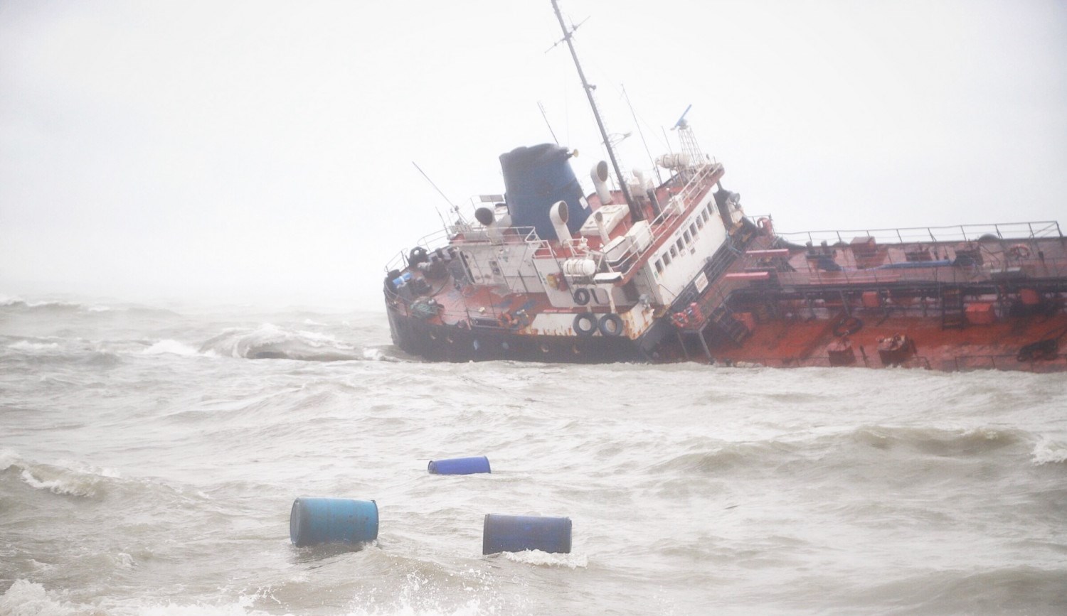 Авария танкера у берегов Одессы: из пробоины вытекает горючее, «Думская»