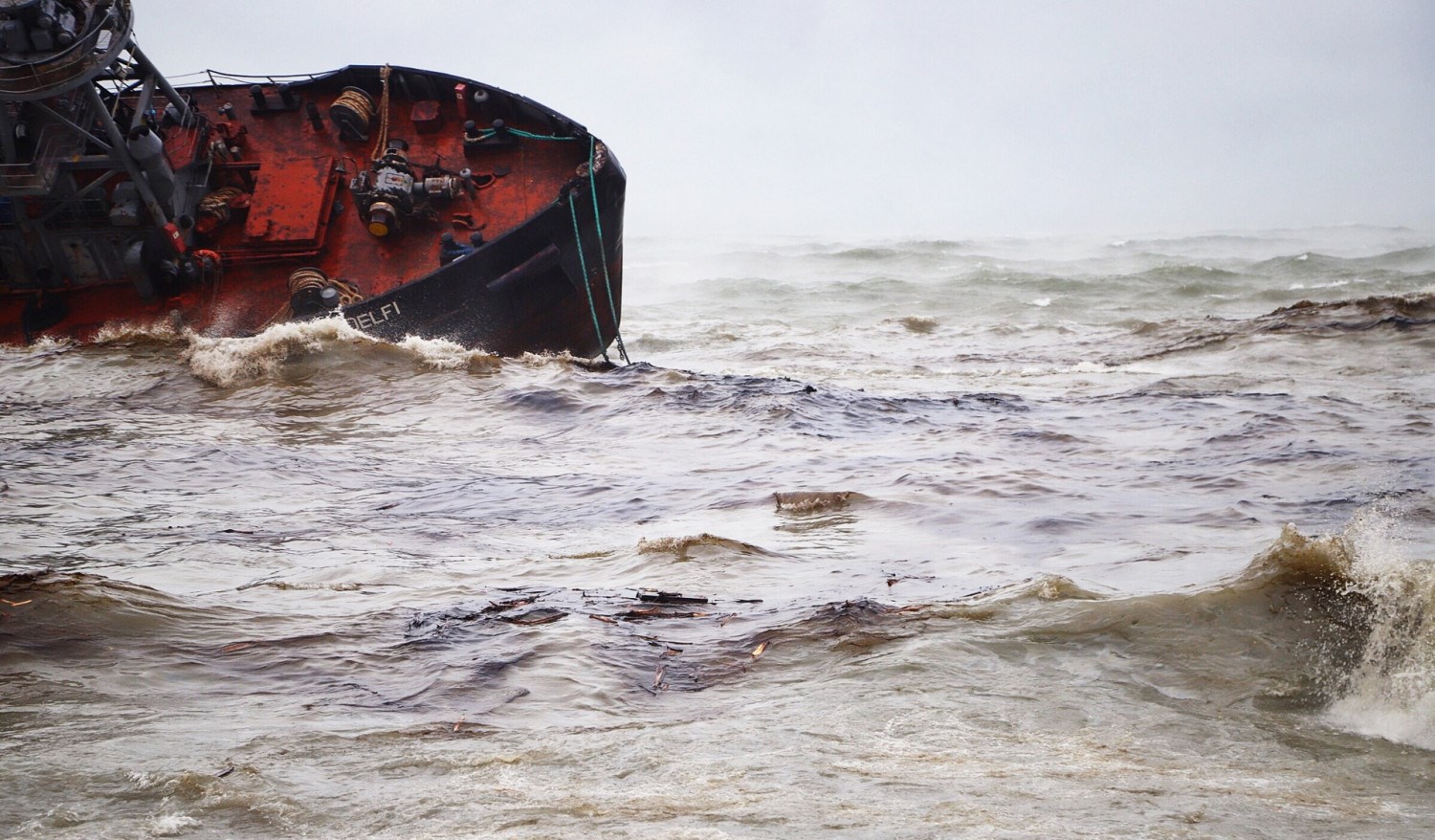Аварія танкера біля берегів Одеси: з пробоїни витікає пальне, «Думская»