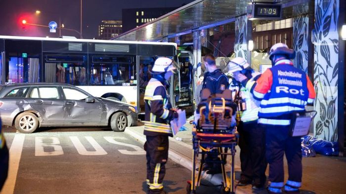 В Германии неуправляемый автобус спровоцировал масштабное ДТП с жертвами. Фото: bild.de