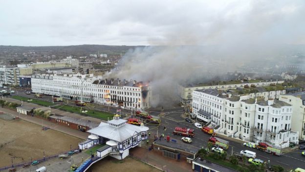 У Британії пожежа знищує історичний готель. Фото: BBC