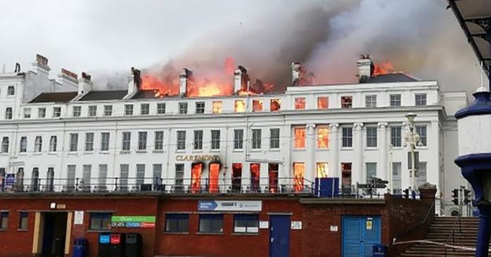 В Британии пожар уничтожает исторический отель. Фото: BBC