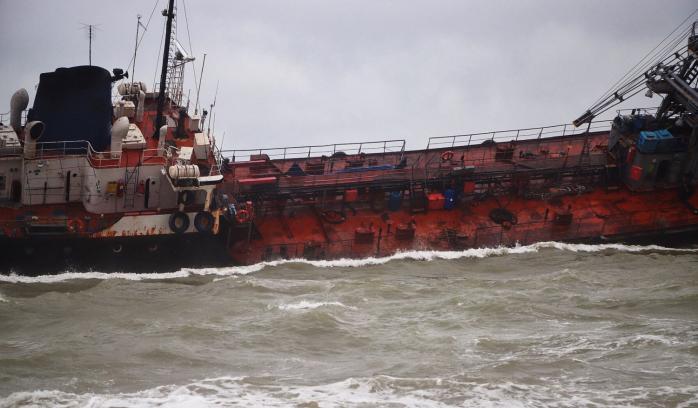 Аварія танкера біля Одеси: у Чорному морі в 160 разів перевищено показник нафти, фото: "Думская" 