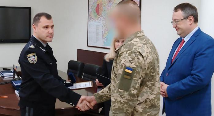 Живодеры в Украине: полиция наградила военного, который спас собаку на Хмельнитчине, фото - Нацполиция