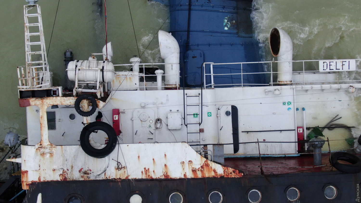 Авария танкера Delfi: в сети появились новые фото и видео затонувшего судна, фото — "Думская"