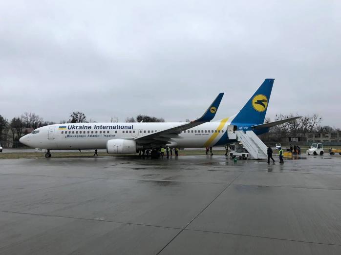 Проблеми в аеропорту «Львів»: скасування рейсів спричинили мороз і дощ, фото — Фейсбук аеропорта