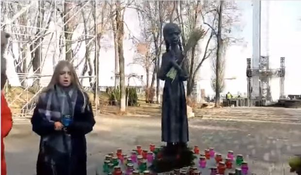 Для супругов Зеленских "зачистили" мемориал жертв Голодомора, скриншот видео