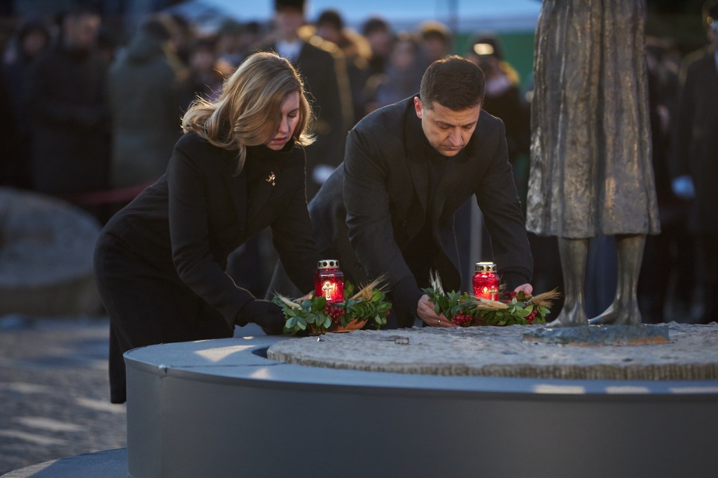 Для супругов Зеленских "зачистили" мемориал жертв Голодомора, фото — Офис президента
