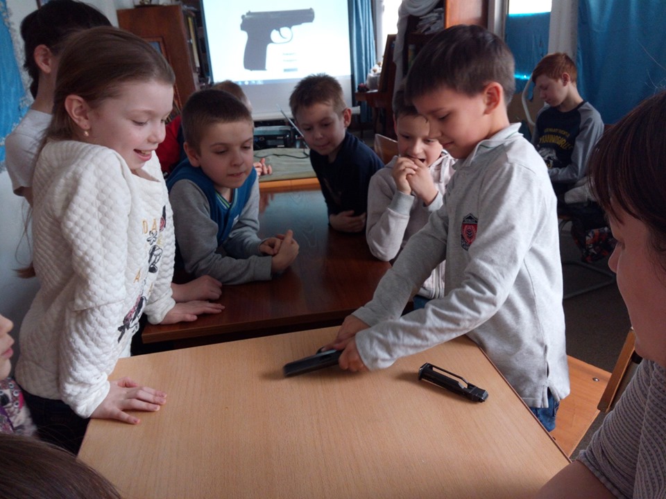 У Росії дітей в церкві вчили з пістолета, фото — facebook.com/sibmbk.media