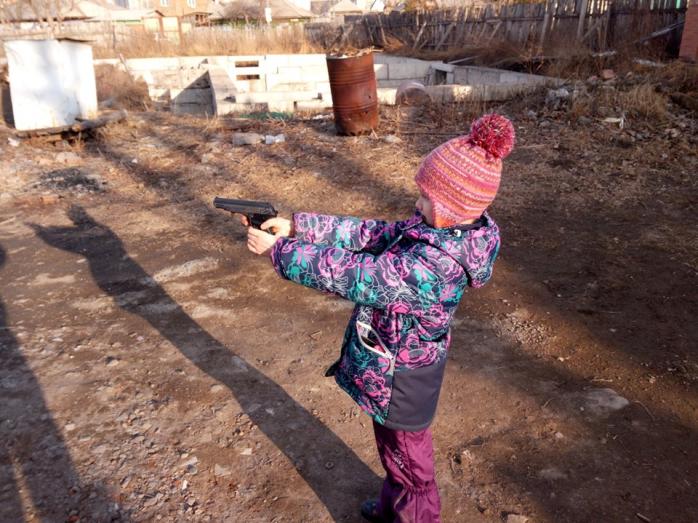 У Росії дітей в церкві вчили стріляти з пістолета, фото — facebook.com/sibmbk.media