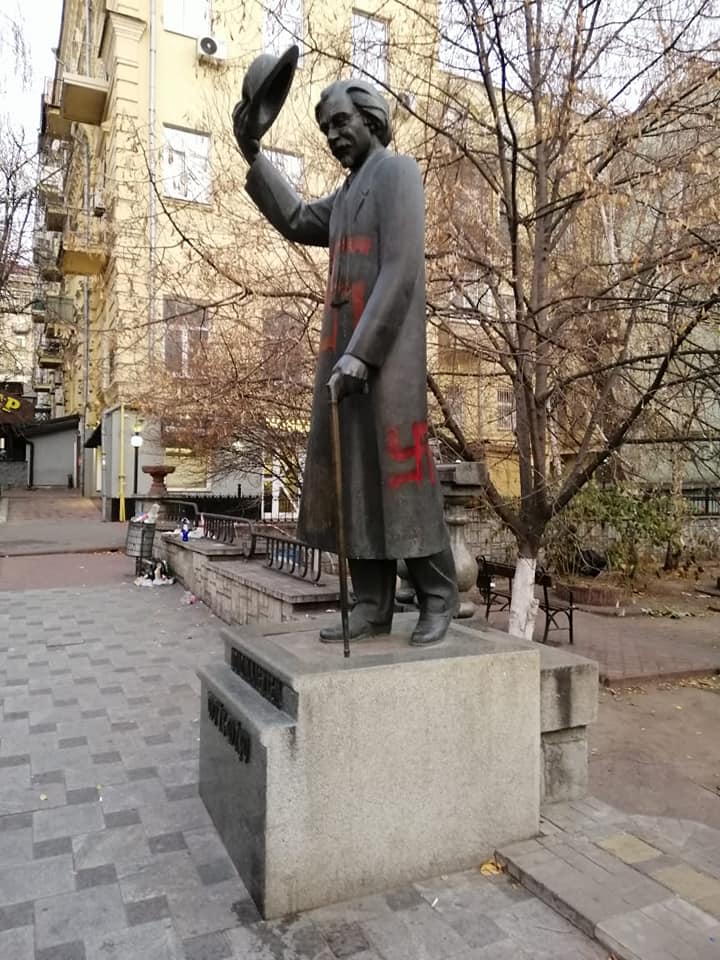 Памятник Шолом-Алейхему в Киеве обрисовали свастикой, фото главный раввин Украины – Facebook