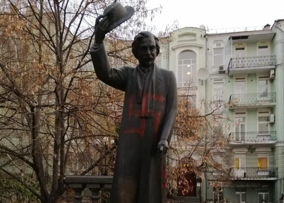 Памятник Шолом-Алейхему в Киеве обрисовали свастикой, фото: главный раввин Украины – Facebook