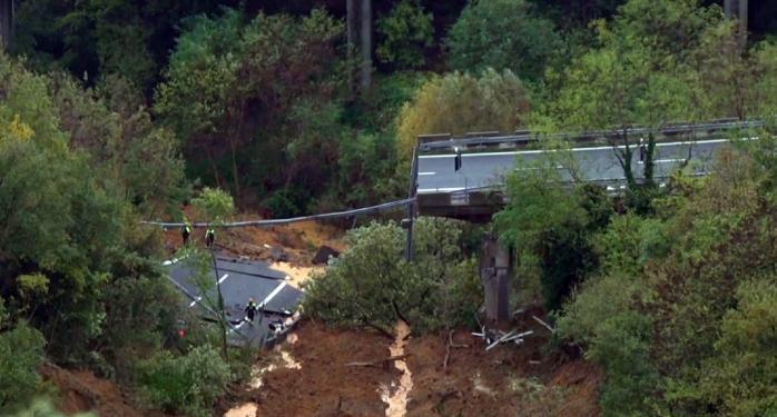 На севере Италии рухнул мост: спасатели исследуют место обрушения. Фото: Хабар 24