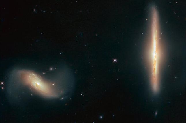 «Хаббл» зафіксував галактичну «пару», фото Hubble