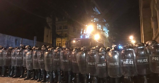 Протесты в Грузии: полиция применила водометы, освобождая президента из окружения активистов, фото — apsny.ге