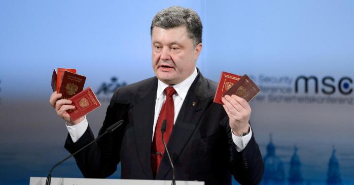 Петро Порошенко демонструє паспорти громадян РФ, що воюють на сході України, фото: «Вікіпедія»