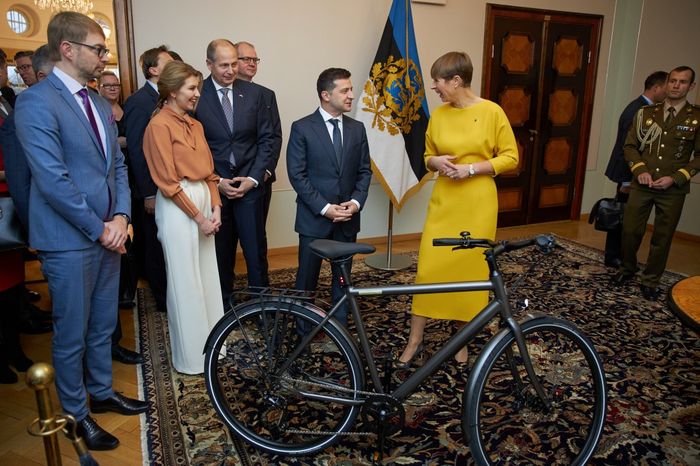 Зеленський в Естонії отримав в подарунок велосипед. Фото: twitter.com