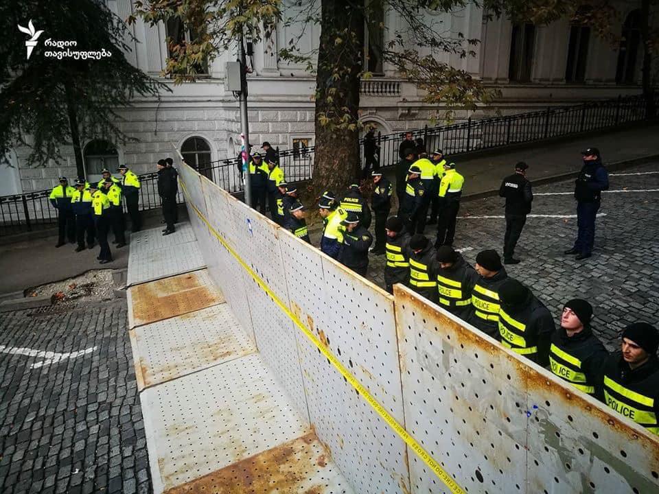 Протести у Тбілісі: поліція звела нову "Берлінську стіну", щоб захистити парламент від мітингів, фото — "Радіо Свобода"
